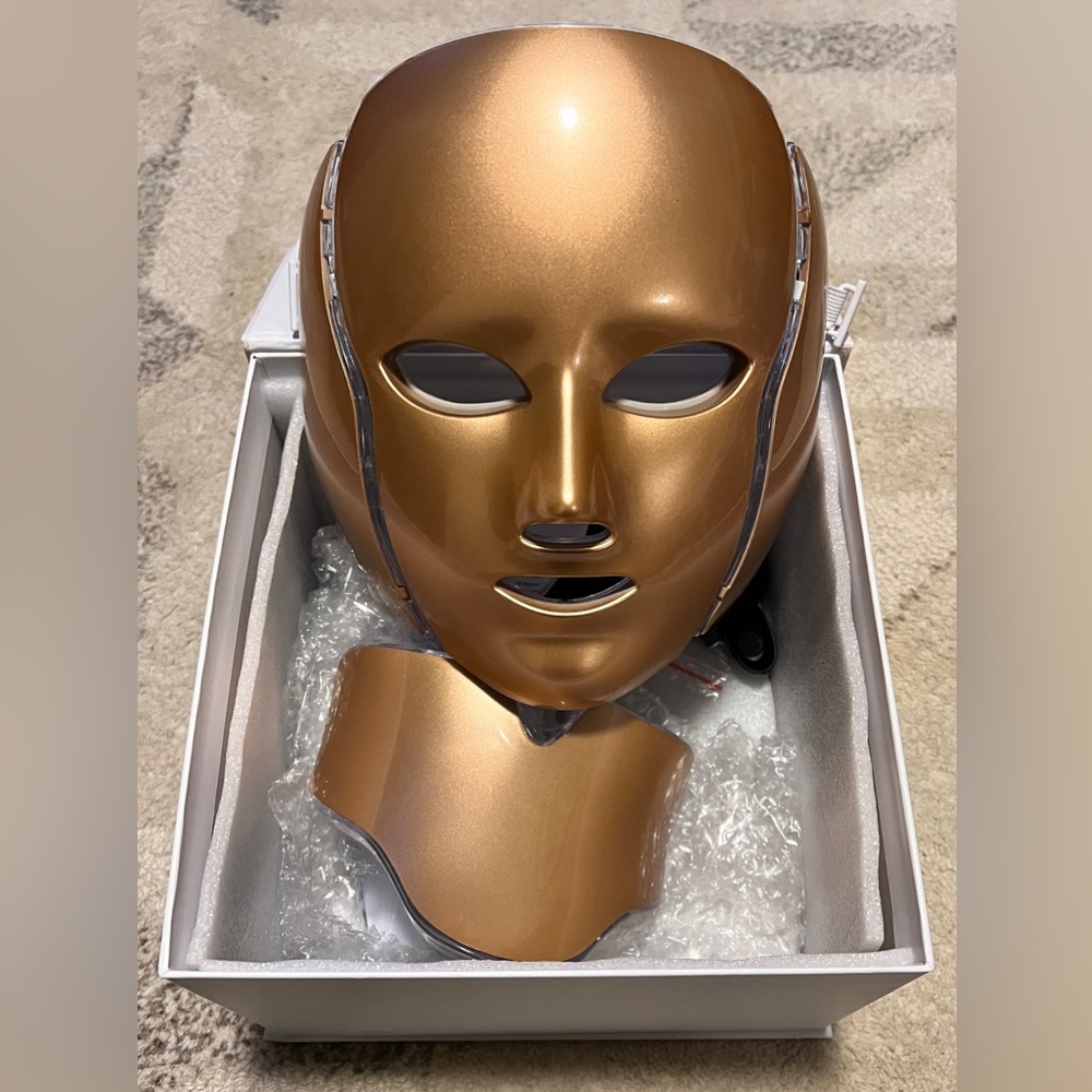 Gold LED Face Mask - Picture 5 of 5
